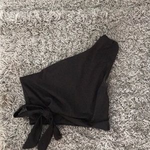 Black One shoulder crop